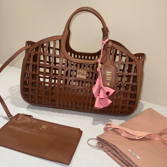 New collection 2025 Miu Miu Tan Woven Leather Tote with Pink Charm - Picture 1 of 5
